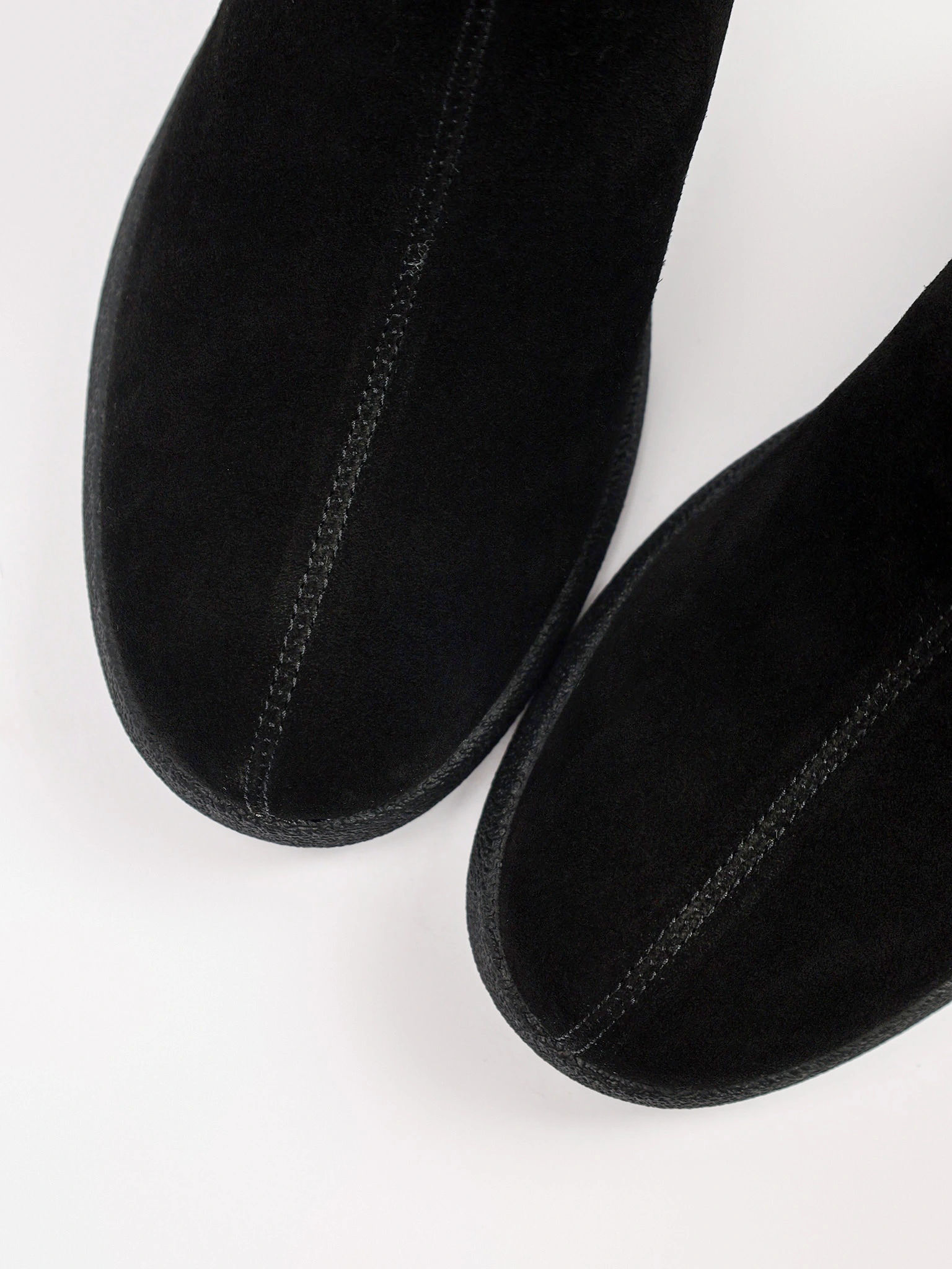 Ботильоны черного цвета из натуральной замши на широком высоком каблуке